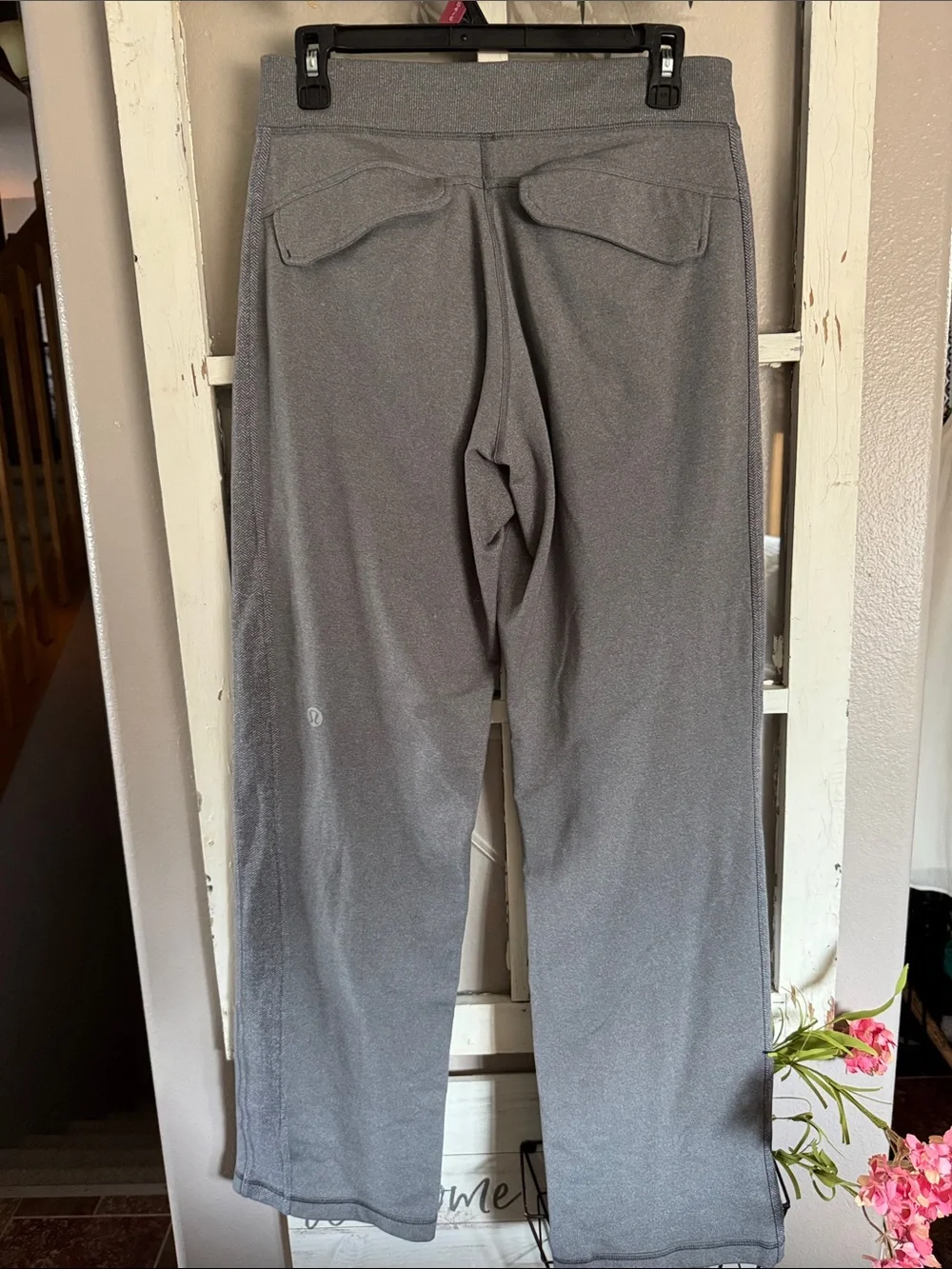 Lululemon men’s Gray straight leg drawstring waist sweatpants.